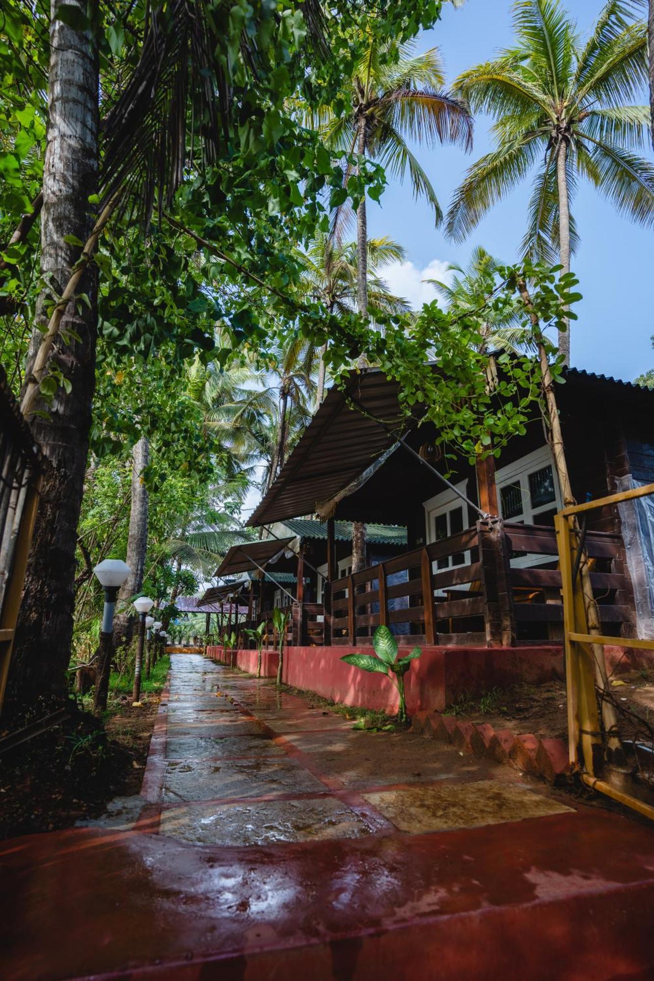 Lotus Feet Beach Resort Morjim Kültér fotó